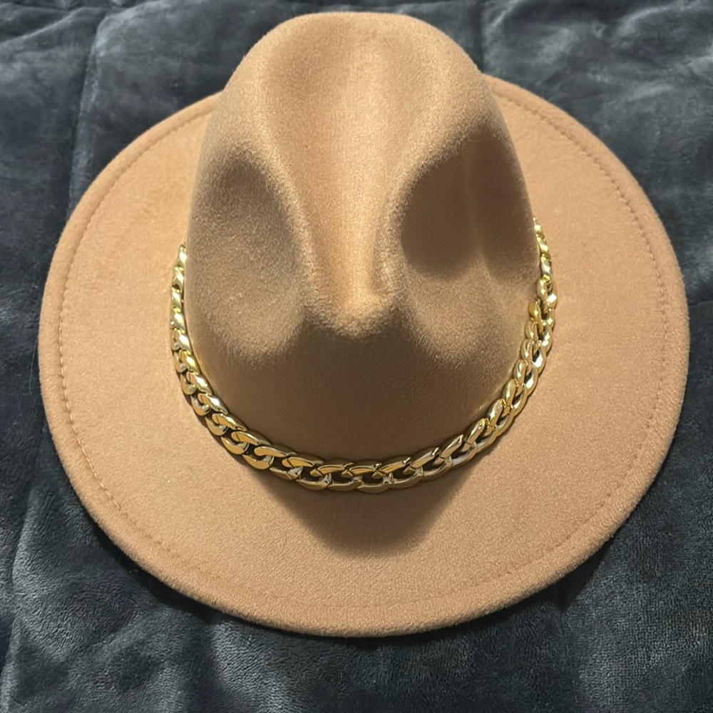 Hat with chain accent